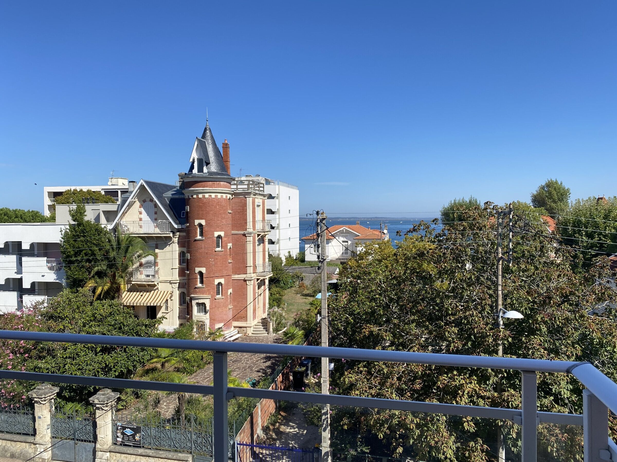 Un edificio con una torre y un balcón.