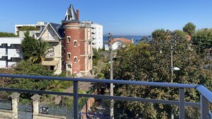A building with a tower and a balcony. - Charming 1-Bedroom with Balcony, Parking Included, Close to Beach & Shops (Arcachon)