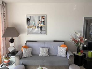 TV - Charming T2 in Saint-Palais-sur-Mer, near Nauzan beach, private box (Saint-Palais-sur-Mer)