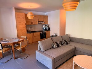 TV - Modern apartment near center and cable car (Pralognan-la-Vanoise)