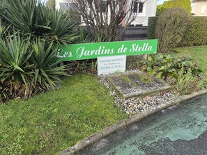 A sign for 'Jardins de Stella' with a parking reserve notice for residents. - T2 Duplex for 4 with balcony and parking, pets allowed (Cucq)