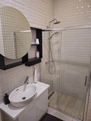 Suite monolocale | Bagno | Doccia, asciugamani, sapone, carta igienica