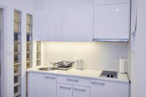 Suite estudio | Cocina privada | Frigorífico, microondas, placa de cocina y utensilios de cocina