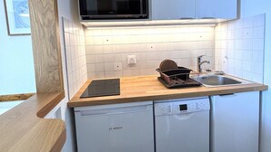 A compact kitchen with a microwave, dishwasher, and sink. - Studio for 4 in Vallandry, terrace and near slopes (Peisey-Vallandry)