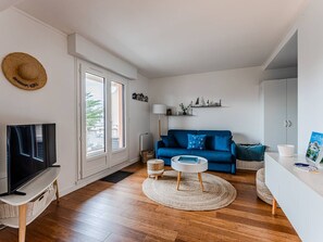 TV - Arcachon Pereire: 1-Bed Apt Beachfront with Balcony and Parking (Arcachon)