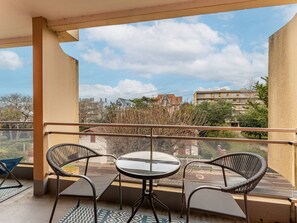 Outdoor dining - Arcachon Pereire: 1-Bed Apt Beachfront with Balcony and Parking (Arcachon)