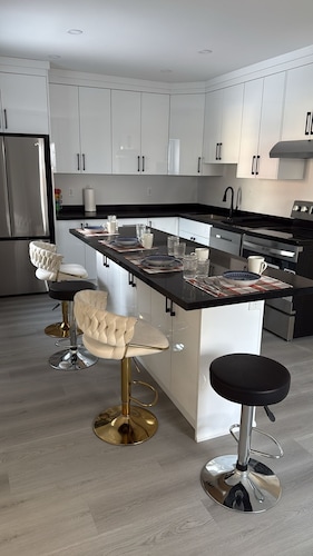 Stylish 2-Bedroom Home Near Downtown, Hospital & University