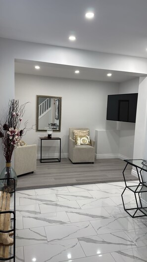 Interior - Stylish 2-Bedroom Home Near Downtown, Hospital & University (Brantford)