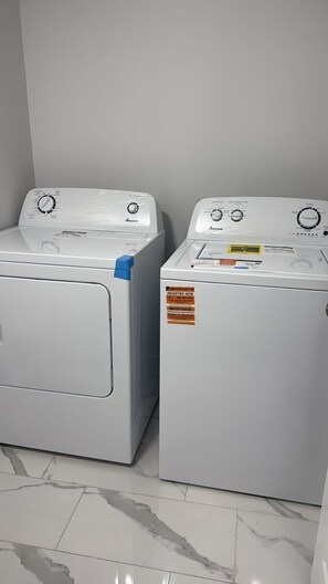 Interior - Stylish 2-Bedroom Home Near Downtown, Hospital & University (Brantford)