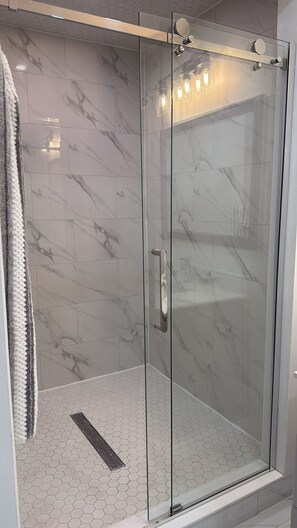 Shower, hair dryer, towels, soap - Stylish 2-Bedroom Home Near Downtown, Hospital & University (Brantford)