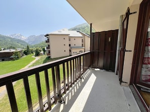 A balcony with a view of a mountain and a building in the background. - Cozy retreat in Valloire - 4 pers, pets welcome (Valloire)
