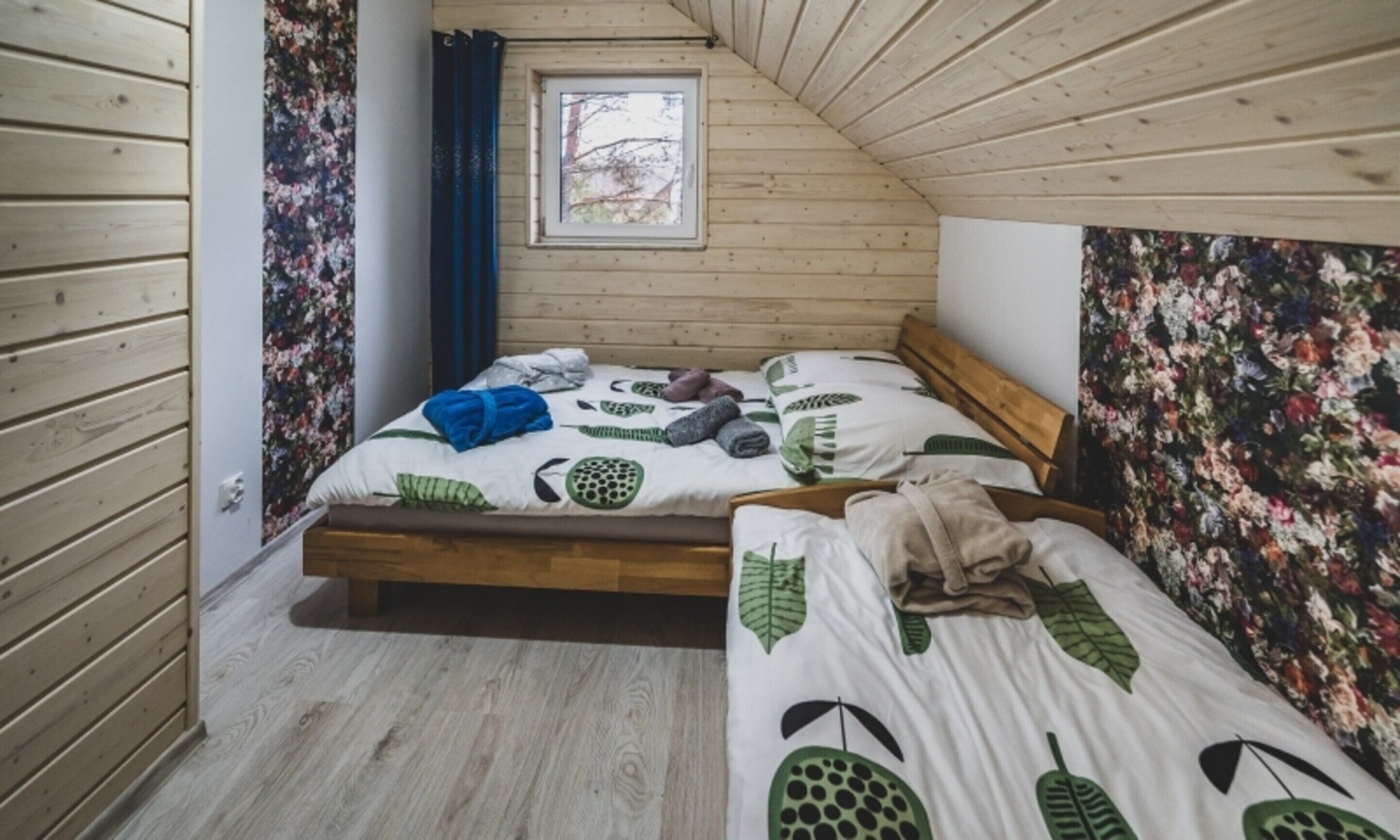 4 عدّة غرف نوم وطراز فريد لكل وحدة ومكواة/لوح كي وملاءات أسرّة