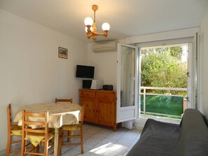 Interior - 2-room apartment 4 pax, A/C, parking near the beach (Bormes-les-Mimosas)