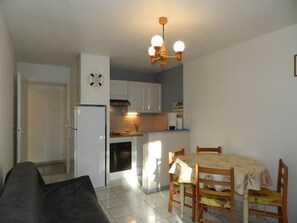 Interior - 2-room apartment 4 pax, A/C, parking near the beach (Bormes-les-Mimosas)