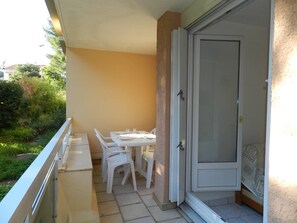 Outdoor dining - 2-room apartment 4 pax, A/C, parking near the beach (Bormes-les-Mimosas)