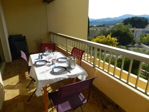 Outdoor dining - Apartment with terrace in Bormes-les-Mimosas, near beach (Bormes-les-Mimosas)