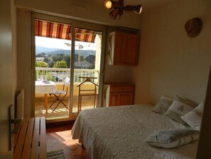 1 bedroom - Apartment with terrace in Bormes-les-Mimosas, near beach (Bormes-les-Mimosas)