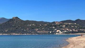 Chaises longues, serviettes de plage