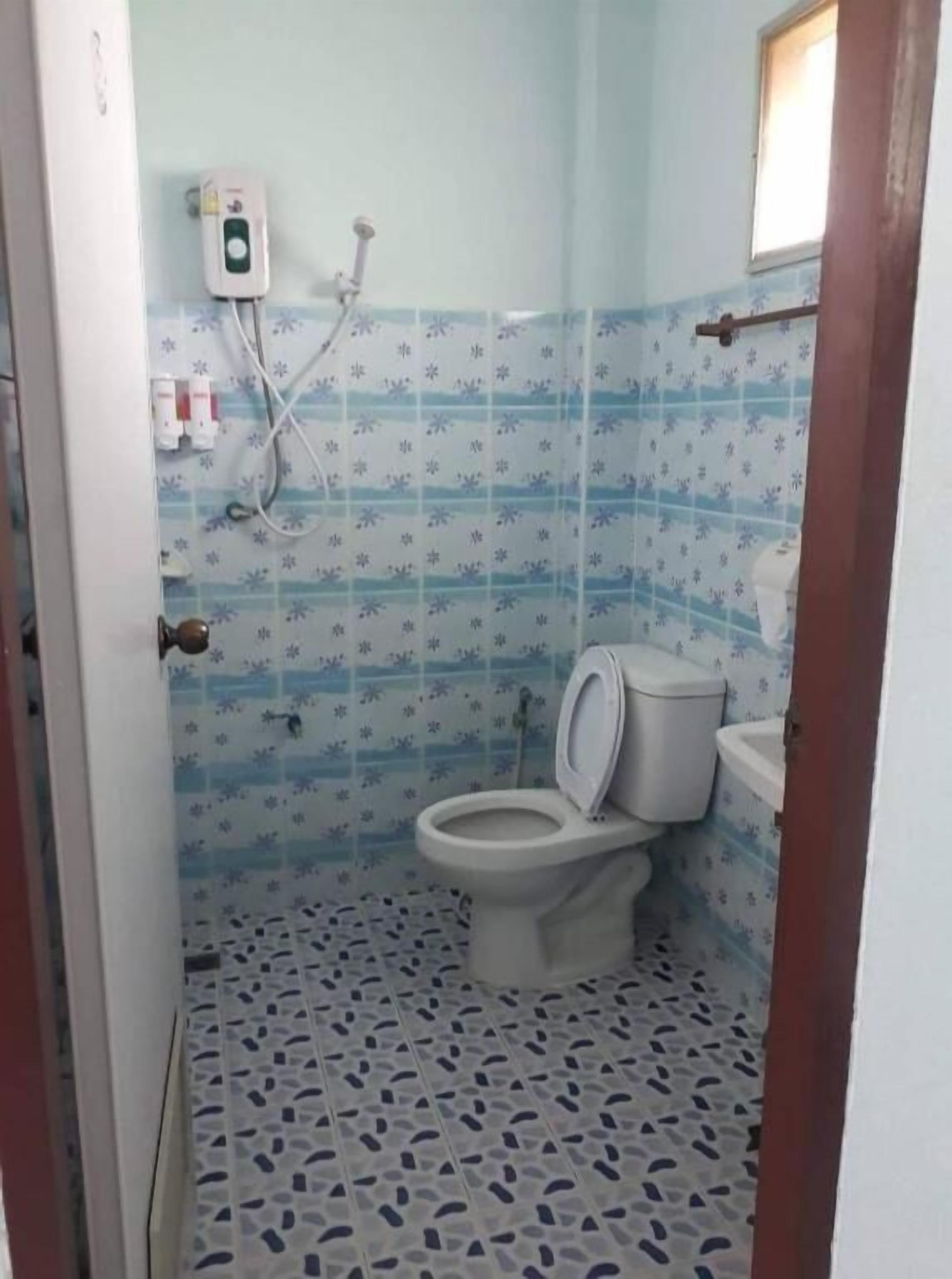 Habitación estándar | Baño | Ducha, artículos de higiene personal gratuitos, jabón y champú