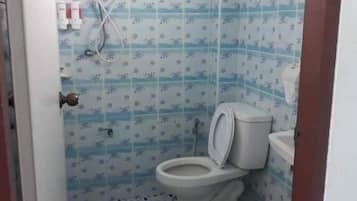 Habitación estándar | Baño | Ducha, artículos de higiene personal gratuitos, jabón y champú