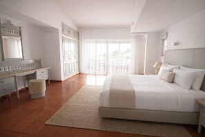 Tabla de planchar con plancha, wifi gratis y ropa de cama 