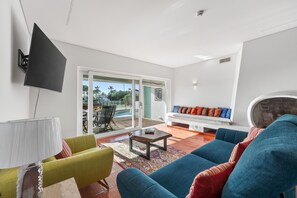 TV, fireplace
