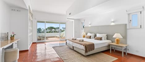 Tabla de planchar con plancha, wifi gratis y ropa de cama