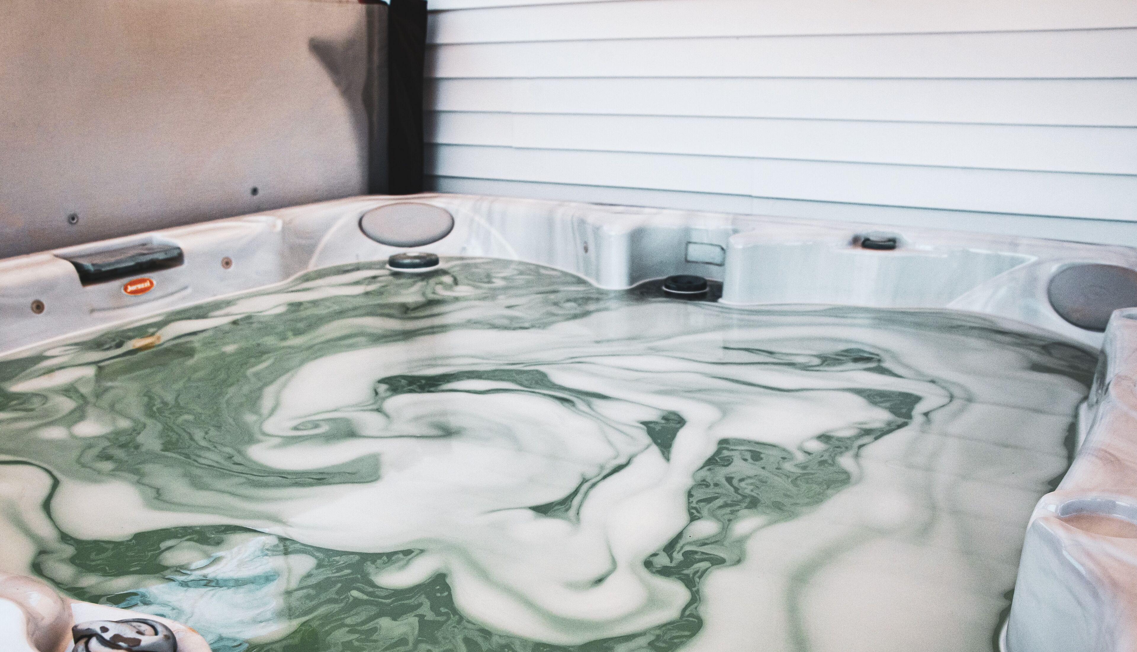 Un jacuzzi con interior de aspecto marmolizado.