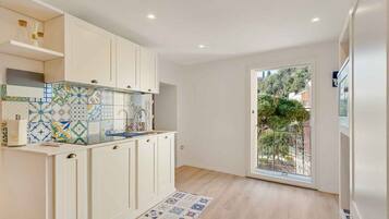 Frigorifero, microonde, lavastoviglie, tostapane