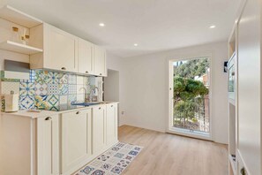 Frigorifero, microonde, lavastoviglie, tostapane