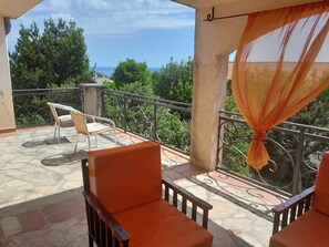 Property grounds - Apartment made of natural materials in nature near the sea (Krimovica)