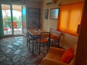 Living area - Apartment made of natural materials in nature near the sea (Krimovica)