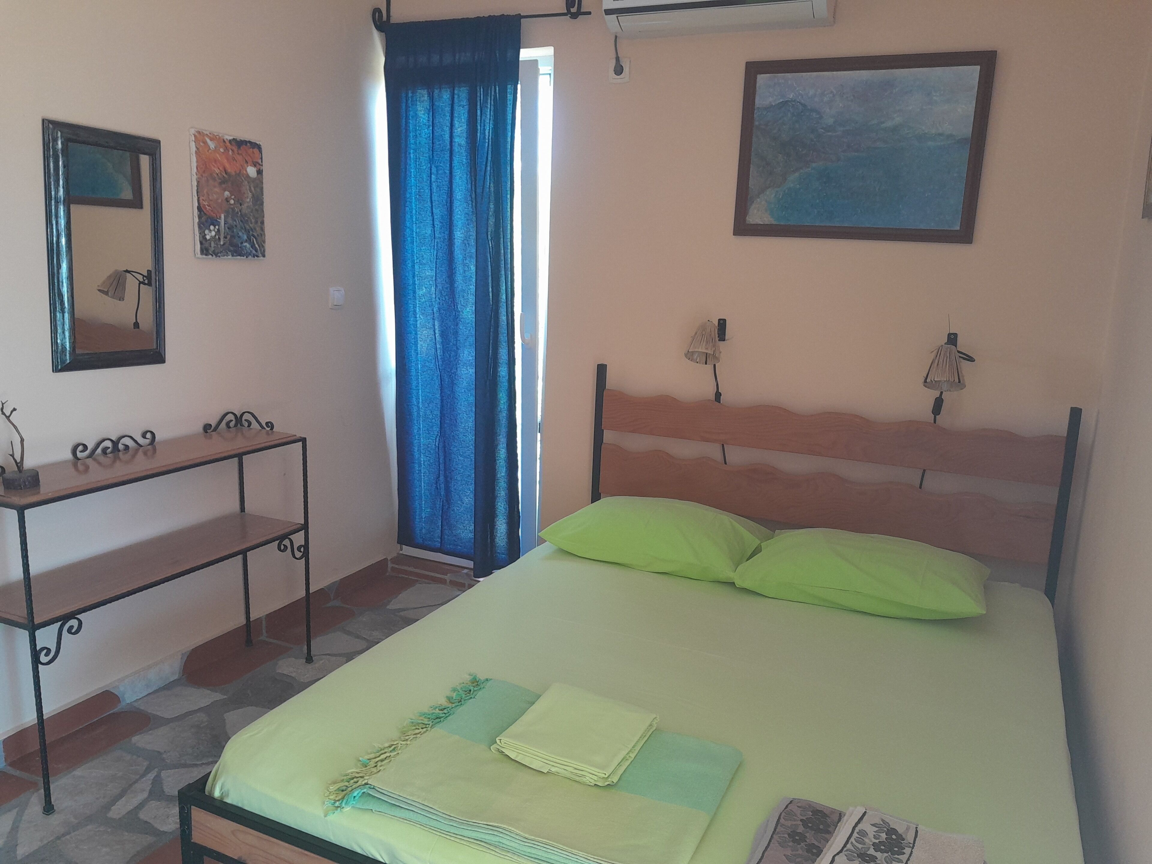 2 bedrooms, iron/ironing board, WiFi (free)