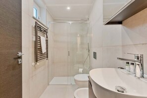 Doccia, bidet, asciugamani, carta igienica