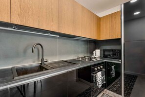 Køleskab, mikrobølgeovn, opvaskemaskine, brødrister