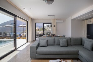 Smart TV - Deluxe Villa Celeste - Sea View and Private Pool (CQ9M+26M Geropotamos, Greece)