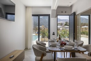 Dining - Superior Villa Celeste - Sea View and Private Pool (CQ9M+26M Geropotamos, Greece)