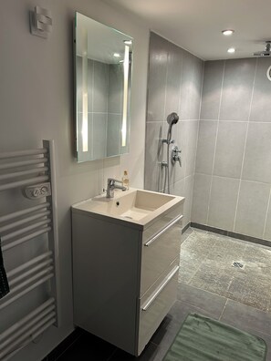 Haartrockner, Handtücher, Seife, Toilettenpapier