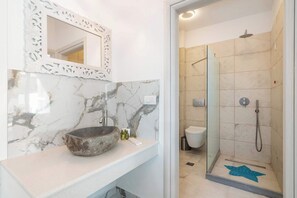 Ducha, secador de pelo, toallas, shampoo