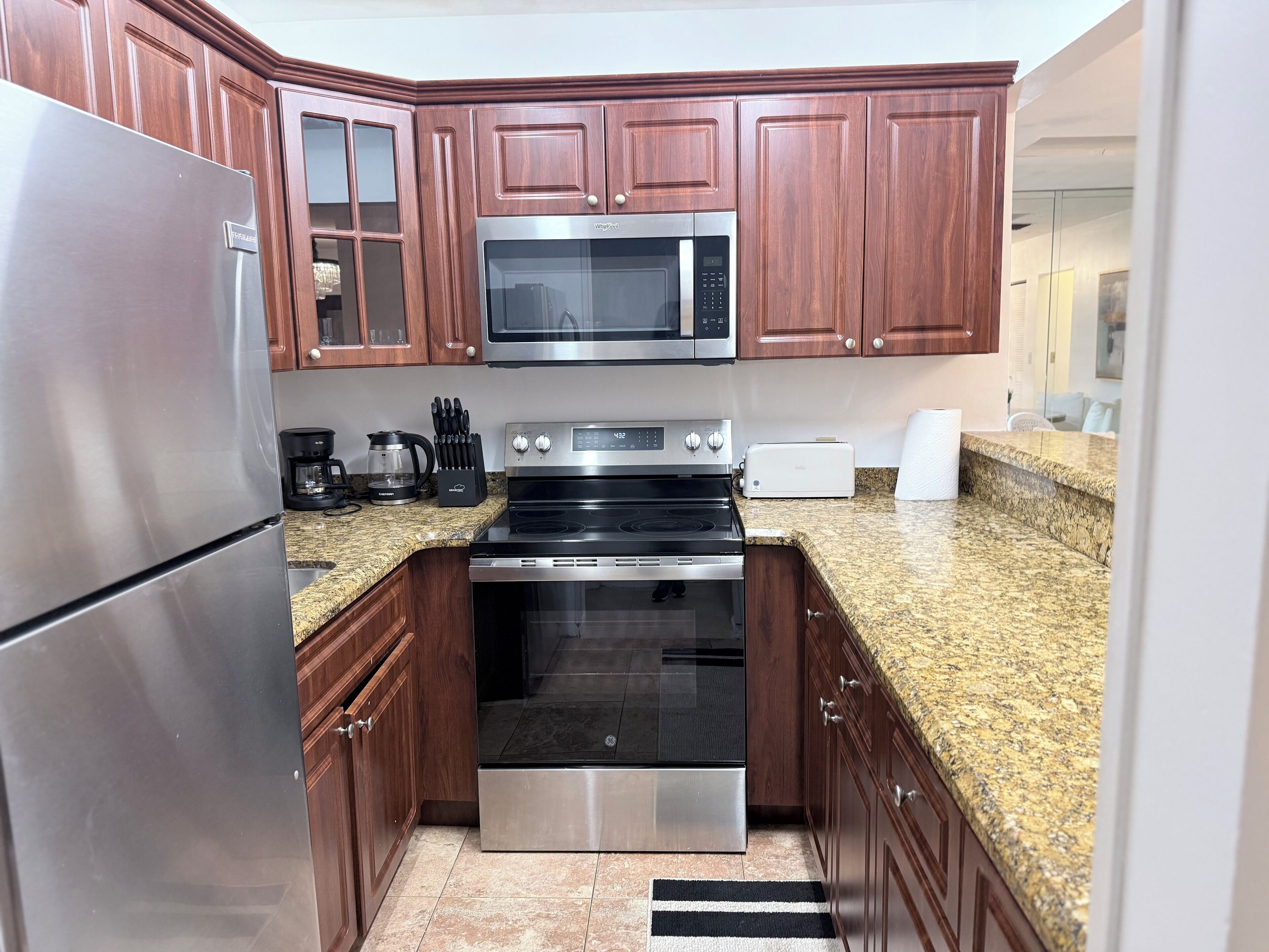 Four à micro-ondes, un four, surface de cuisson