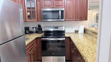 Four à micro-ondes, un four, surface de cuisson