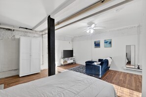 Studio | Laptop workspace, free WiFi - Cozy Baltimore Studio Apts (Parkville)