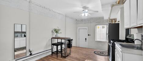 Studio | Private kitchen | Fridge, coffee/tea maker