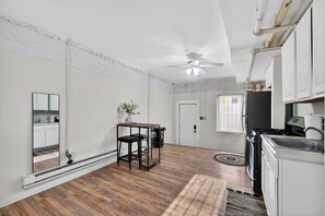 Studio | Dapur peribadi | Peti sejuk, pembancuh kopi/teh 