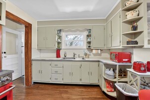 Casa, 2 habitaciones | Cocina privada | Frigorífico, horno, cafetera o tetera y tostadora