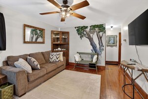 Casa, 2 habitaciones | Zona de estar | Una Smart TV, servicios de streaming