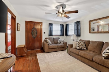 Vintage Home Near Casino, Speedway And Music Sites 2 Bedroom Hom