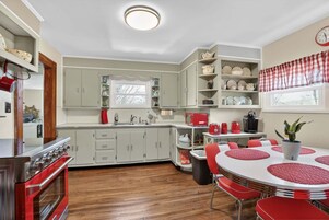 Casa, 2 habitaciones | Cocina privada | Frigorífico, horno, cafetera o tetera y tostadora