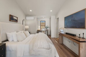 4 bedrooms, desk, laptop workspace, iron/ironing board - The Rad Retreat At Desert Color 4 Bedroom Townhouse (St. George)