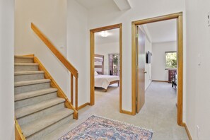 Maison mitoyenne, 2 chambres | 2 chambres, espace de travail pour ordinateur portable